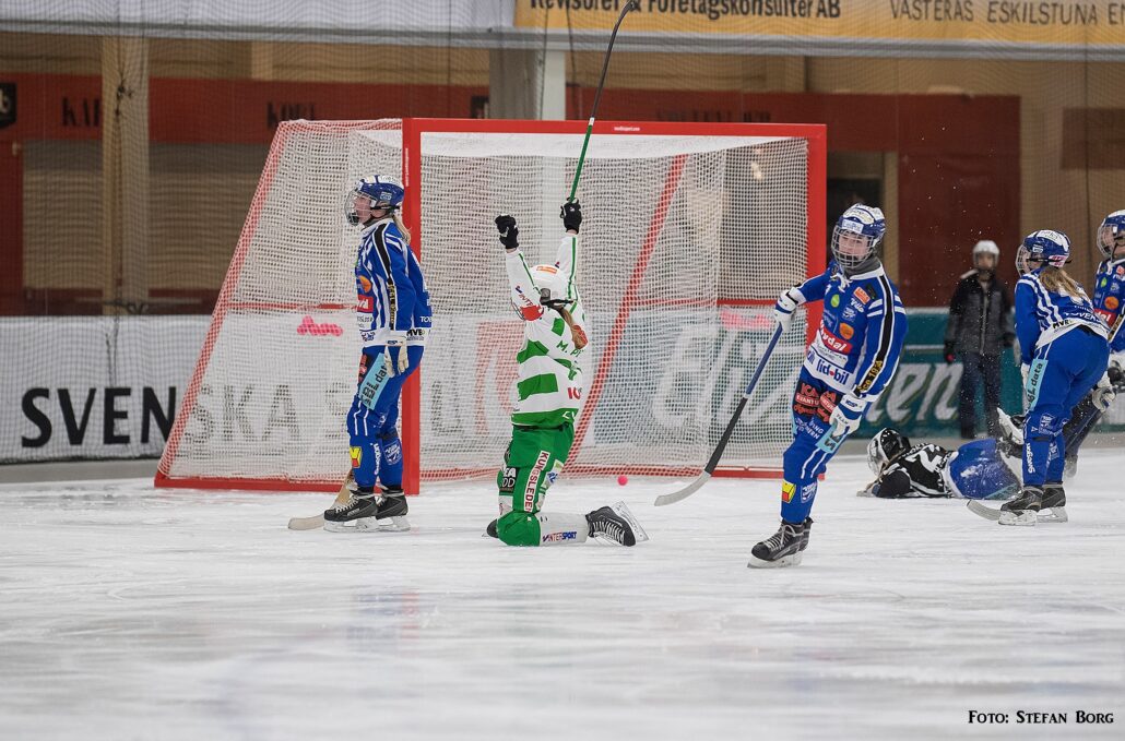VSK bandy är klara för SM final 2019. På bilden firar Malin Persson ett mål.